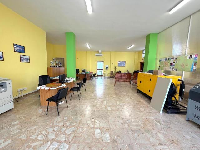 Locale Commerciale in affitto a Puglia, Lecce