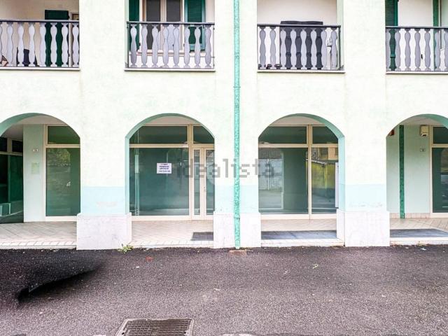 Locale Commerciale in affitto a Azzano Mella, Lombardia