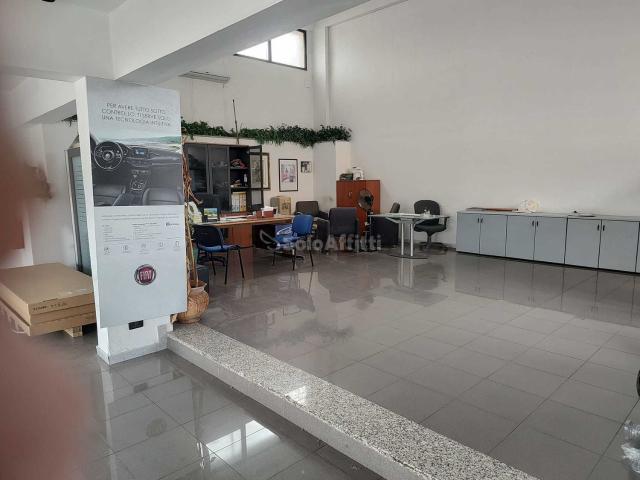 Locale Commerciale in affitto a Calabria, Reggio Calabria