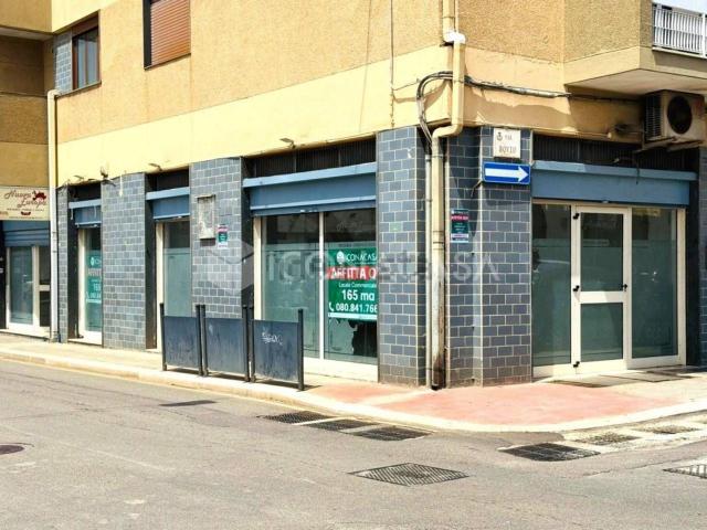 Locale Commerciale in affitto a Puglia, Bari