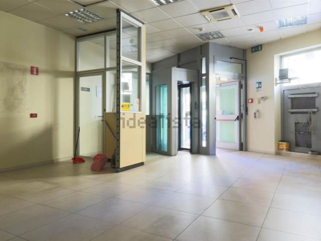 Locale Commerciale in affitto a Giffoni Valle Piana, Campania