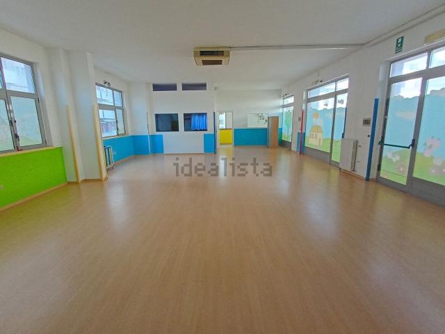 Locale Commerciale in affitto a Marche, Ancona
