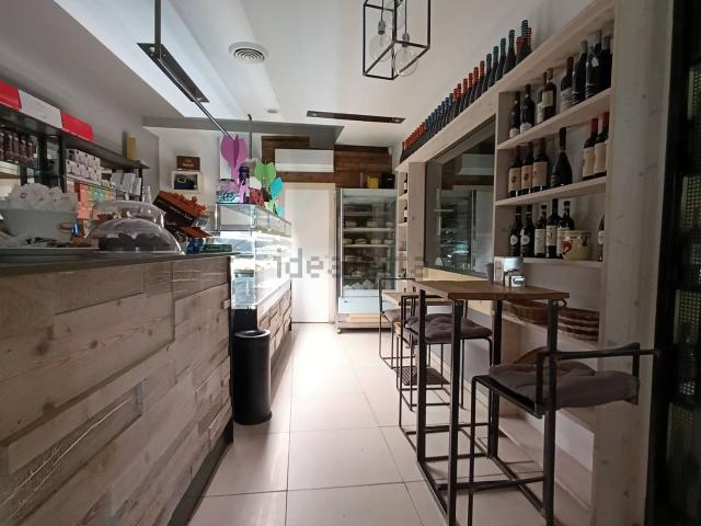 Locale Commerciale in affitto a Centro, Marche