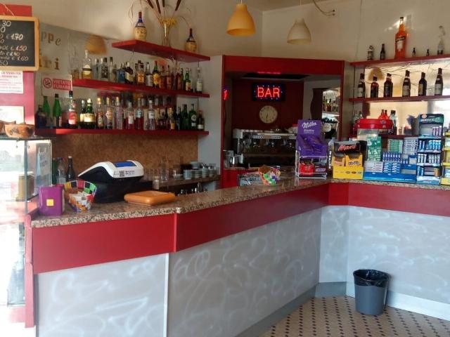 Locale Commerciale in affitto a Val d’Enza, Re