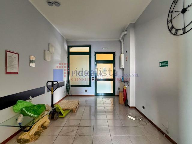 Locale Commerciale in affitto a Zanica, Lombardia