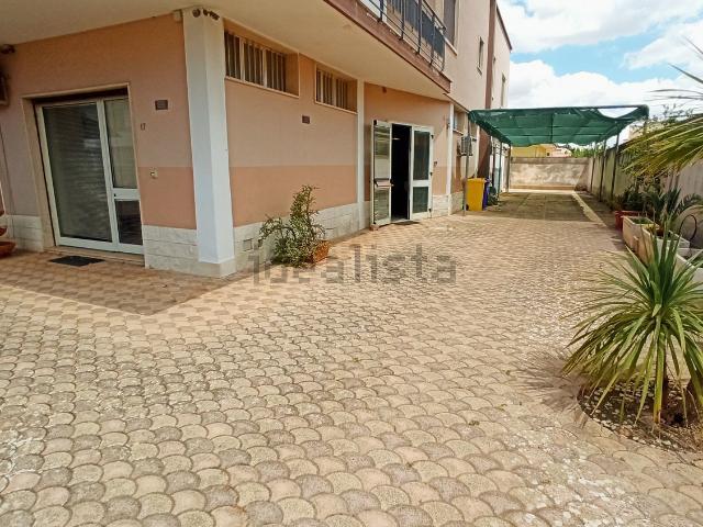 Locale Commerciale in affitto a Puglia, Lecce