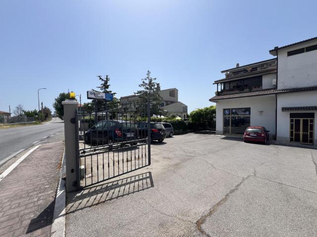 Locale Commerciale in affitto a Cavalieri, Atri