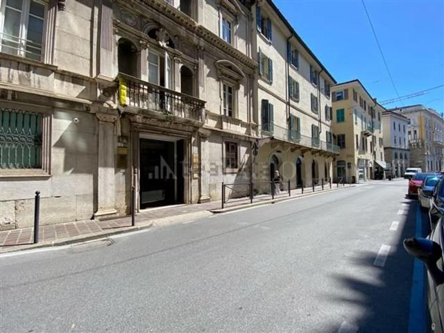 Locale Commerciale in affitto a Zona Centro, Brescia