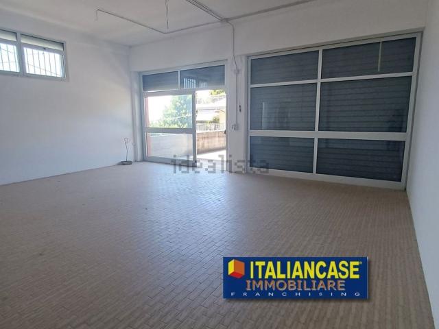 Locale Commerciale in affitto a Città Sant'angelo, Abruzzo