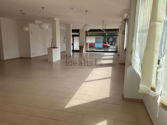 Locale Commerciale in affitto a Santa Lucia, Bastia Umbra