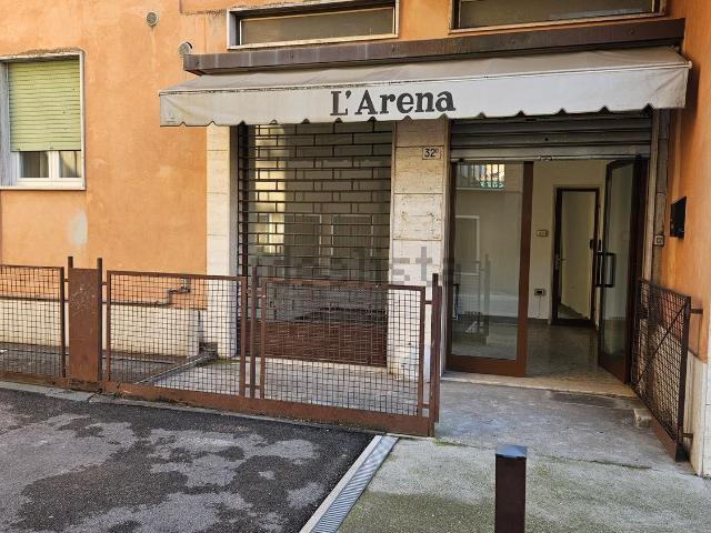 Locale Commerciale in affitto a Est, Brenzone