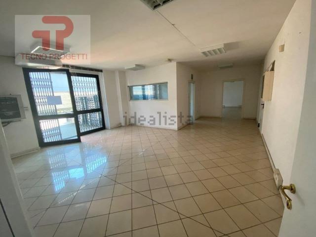 Locale Commerciale in affitto a Camin, Padova
