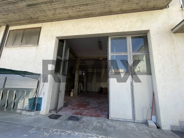 Locale Commerciale in affitto a Marche, Ancona