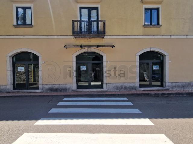 Locale Commerciale in affitto a Montoro, Campania