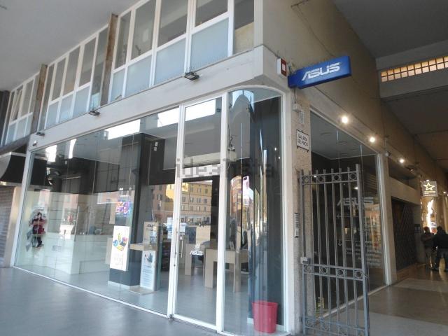 Locale Commerciale in affitto a Santo Stefano, Bologna