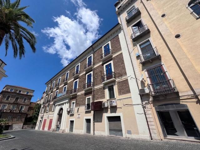 Locale Commerciale in affitto a Calabria, Catanzaro