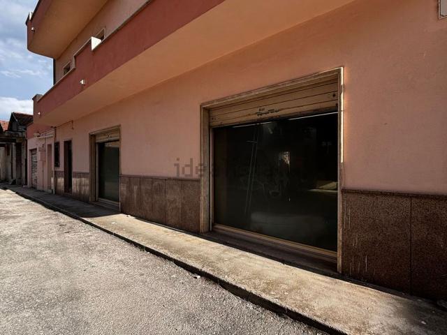 Locale Commerciale in affitto a Luco Dei Marsi, Abruzzo
