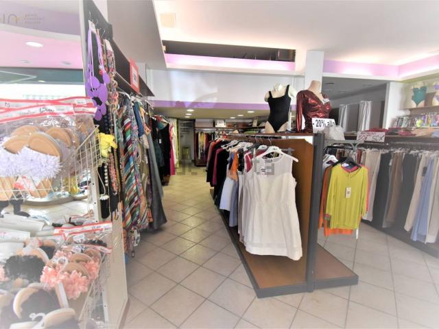 Locale Commerciale in affitto a Marina di sotto, Marche