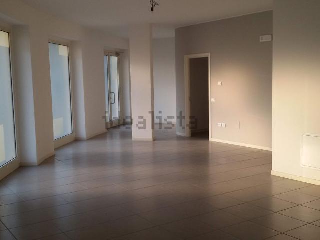 Locale Commerciale in affitto a Montichiari, Lombardia
