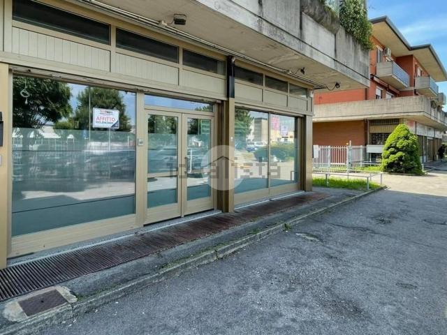 Locale Commerciale in affitto a Grassobbio, Lombardia