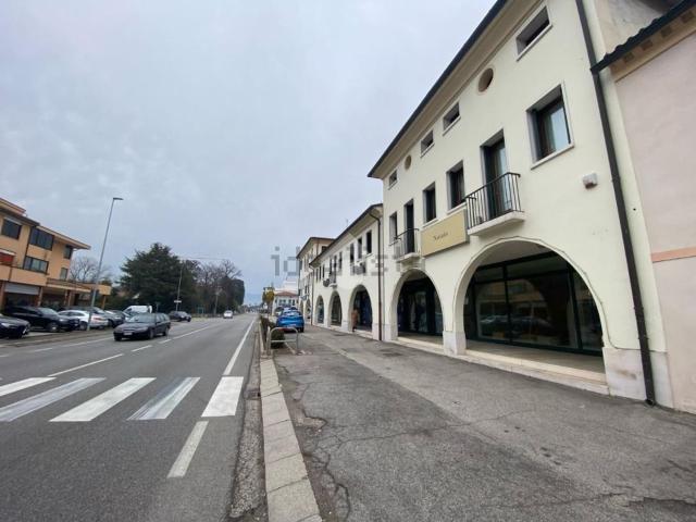 Locale Commerciale in affitto a Tezze Sul Brenta, Veneto