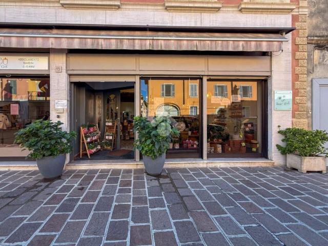 Locale Commerciale in affitto a Castelleone, Lombardia