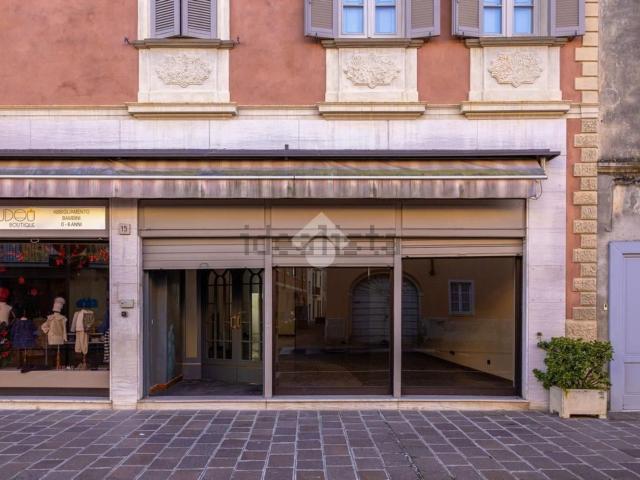 Locale Commerciale in affitto a Castelleone, Lombardia