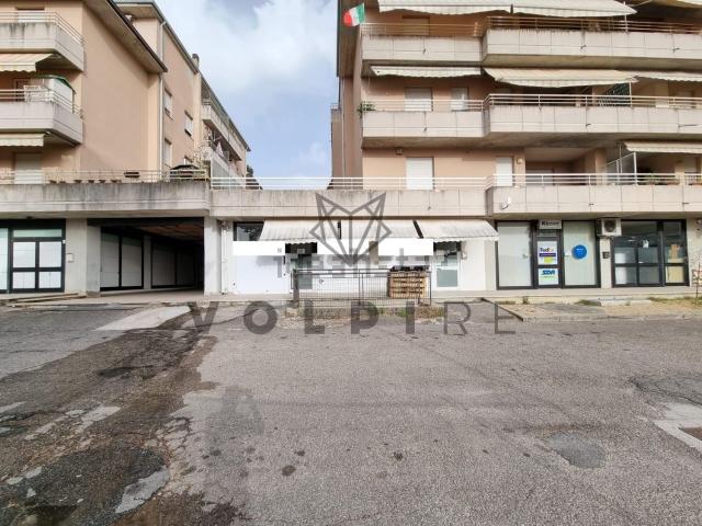 Locale Commerciale in affitto a Santa Lucia, Bastia Umbra