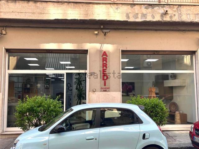 Locale Commerciale in affitto a III Circoscrizione, Palermo
