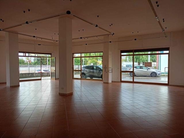 Locale Commerciale in affitto a Puglia, Lecce