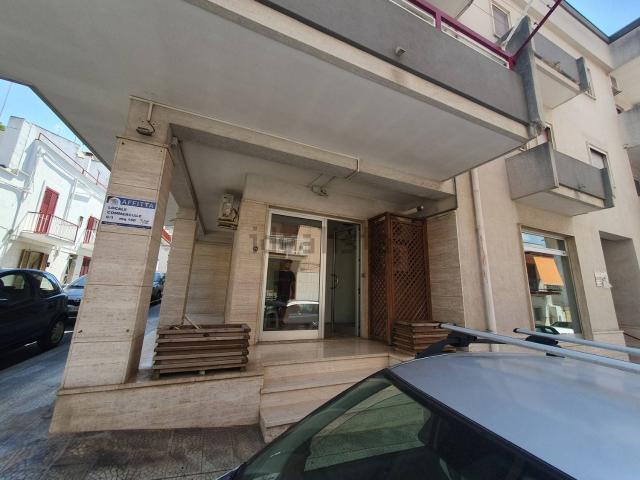 Locale Commerciale in affitto a Puglia, Taranto