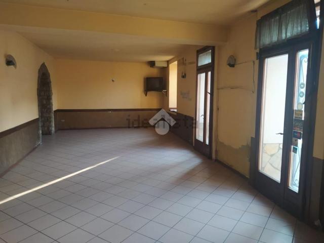 Locale Commerciale in affitto a Credaro, Lombardia
