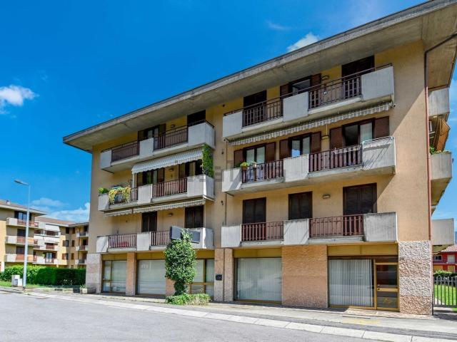 Locale Commerciale in affitto a Albino, Lombardia