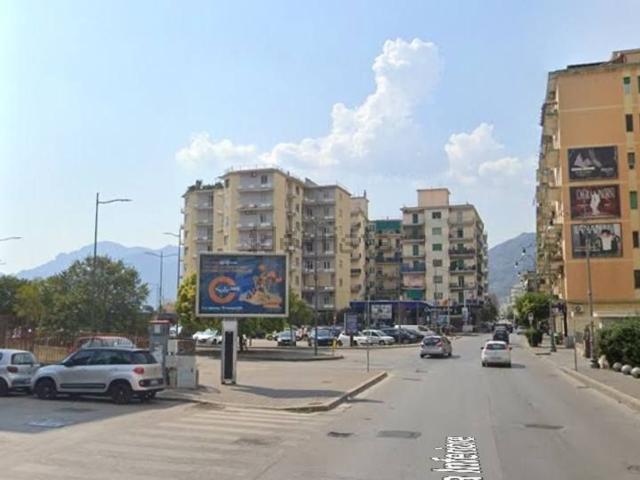 Locale Commerciale in affitto a Salerno, Torrione