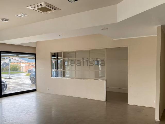 Locale Commerciale in affitto a Sarzana, Liguria