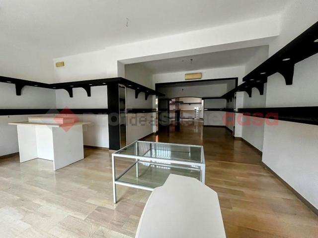Locale Commerciale in affitto a Est, Brenzone