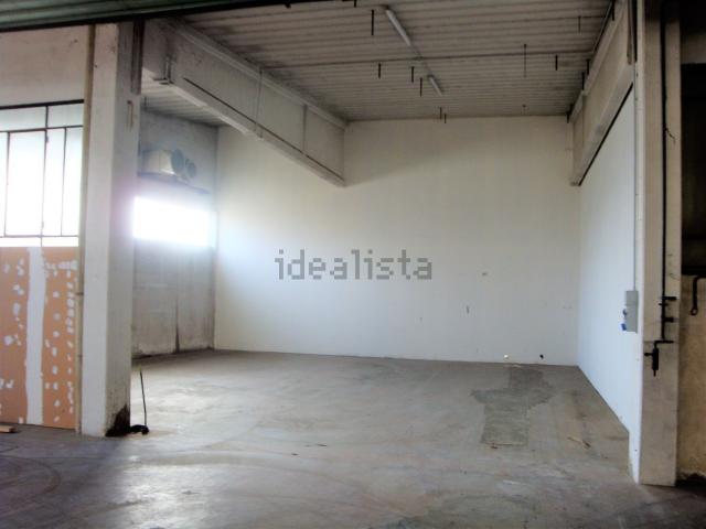 Locale Commerciale in affitto a Arosio, Lombardia
