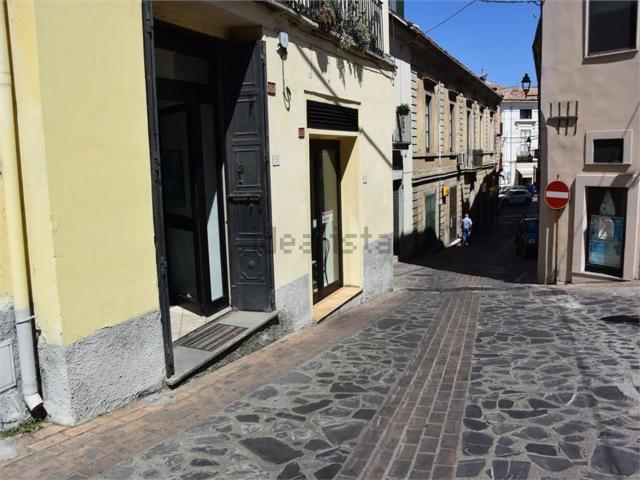 Locale Commerciale in affitto a Calabria, Cosenza