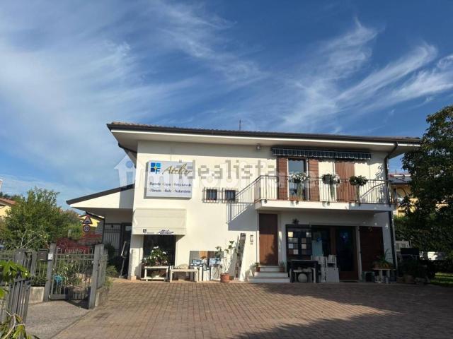 Locale Commerciale in affitto a Bardolino, Veneto