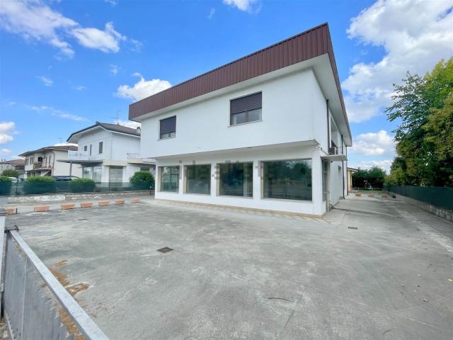 Locale Commerciale in affitto a Borgo Virgilio, Cerese