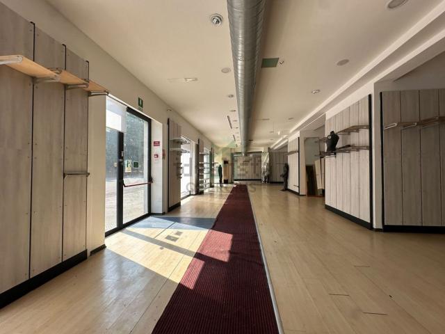Locale Commerciale in affitto a Sud-Ovest, Brenzone