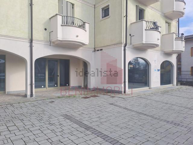 Locale Commerciale in affitto a Montirone, Lombardia