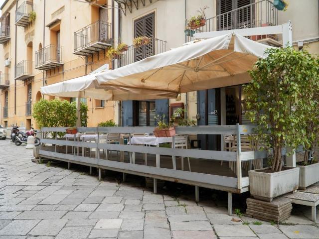 Locale Commerciale in affitto a I Circoscrizione, Palermo