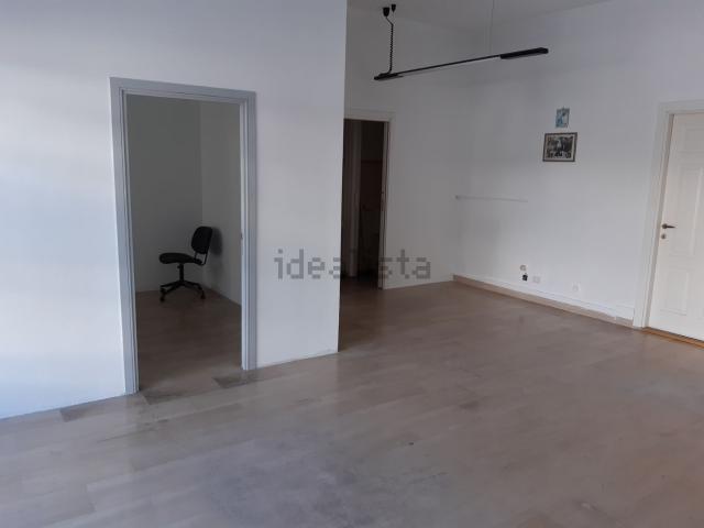 Locale Commerciale in affitto a Unione dei Comuni della Val Vibrata, Alba Adriatica