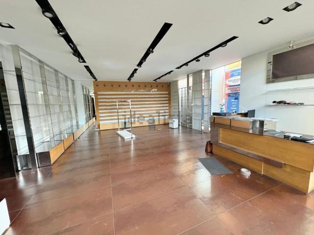 Locale Commerciale in affitto a Santo Stefano, Marche