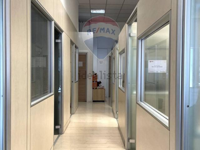 Locale Commerciale in affitto a Marche, Ancona