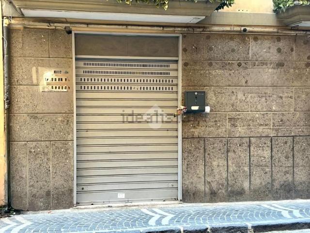 Locale Commerciale in affitto a Casoria, Campania