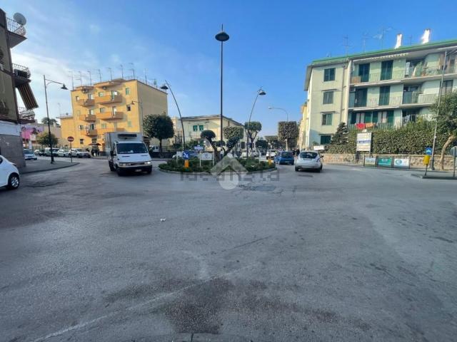 Locale Commerciale in affitto a Afragola, Campania