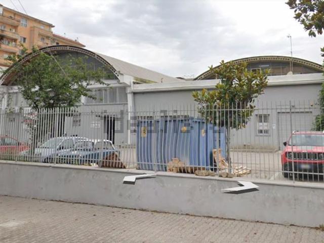 Locale Commerciale in affitto a Afragola, Campania
