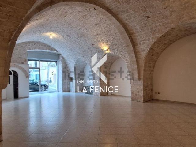Locale Commerciale in affitto a Puglia, Bari